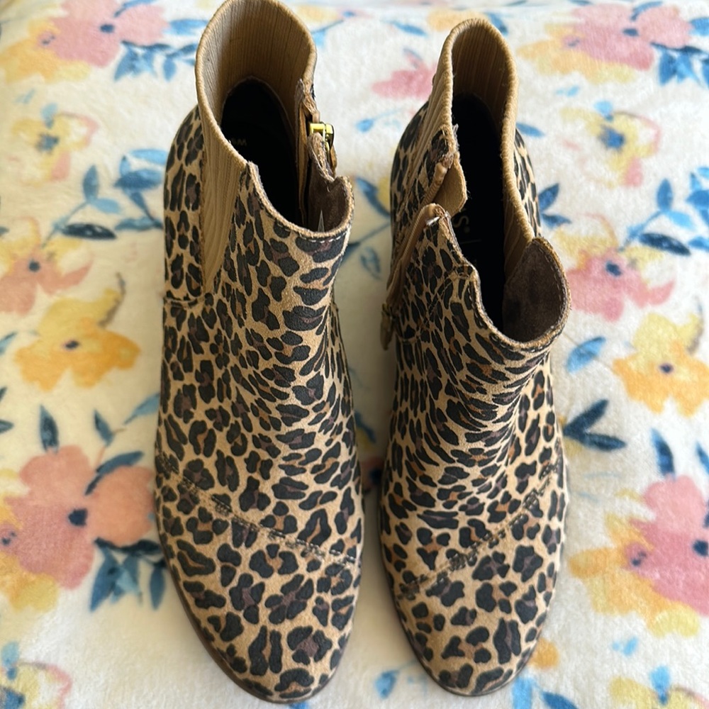 Toms “Sadie” cheetah ankle boot with wedge heel! Size 9